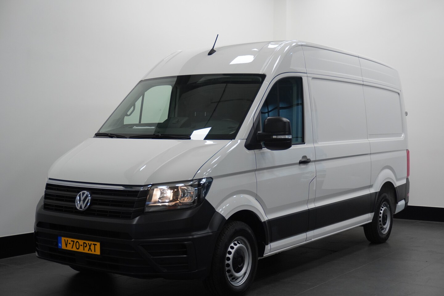 Volkswagen Crafter - 2.0 TDI 140PK L3H3 EURO 6 - Airco - Trekhaak - Camera - €20.900,- Excl. - AutoWereld.nl