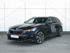 BMW 5-serie Touring - 520i M Sport Automaat / Trekhaak / Panoramadak / Comfortstoelen / Comfort Access / Achteru