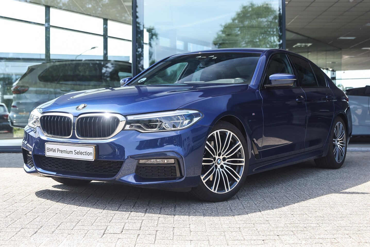 BMW 5-serie - 520i High Executive M Sport Automaat / Comfortstoelen / Achteruitrijcamera / Stoelverwarmi - AutoWereld.nl