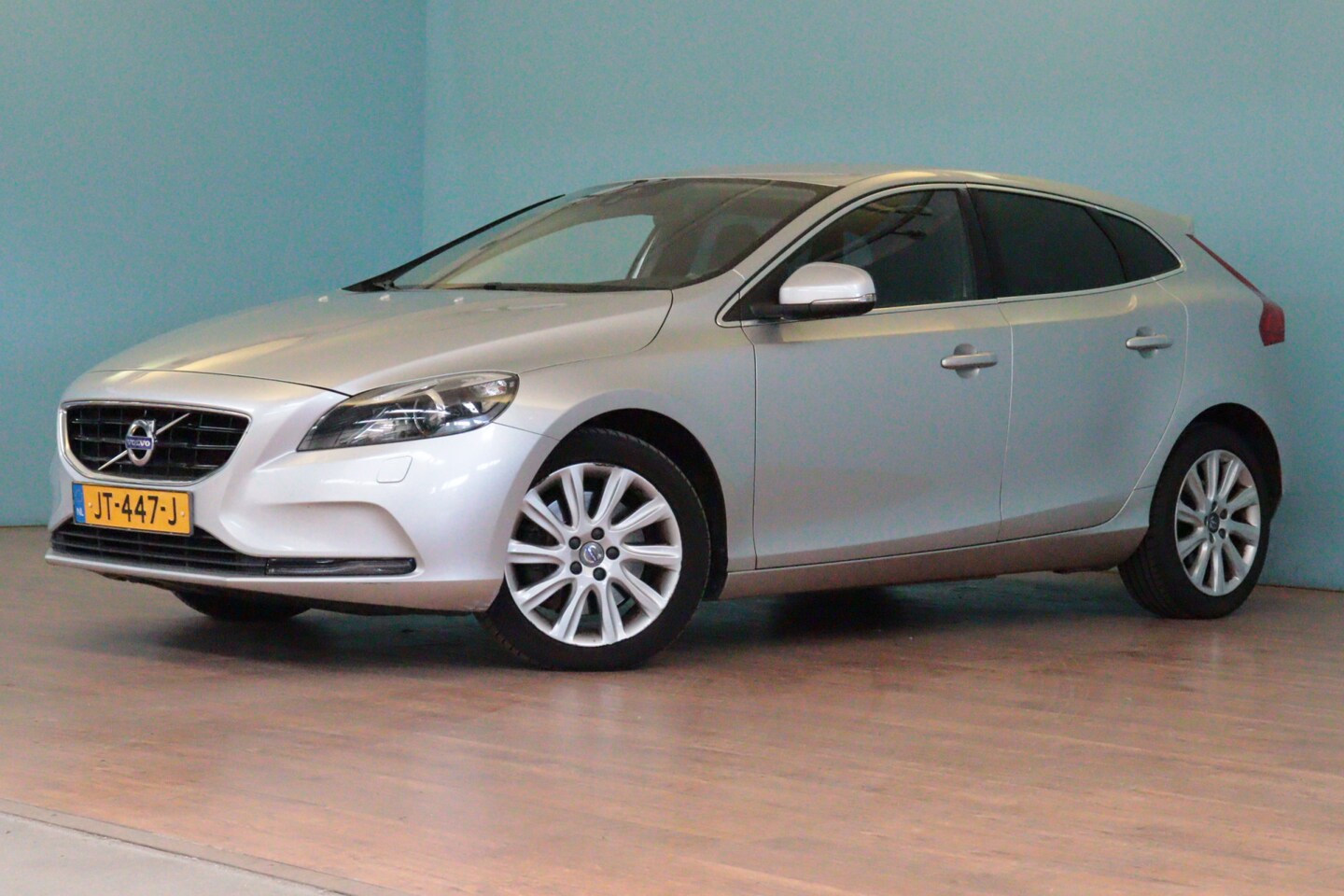 Volvo V40 - 1.5 T3 Momentum Automaat | NAVI | CLIMA | PDC ACHTER | STOELVERW | CRUISE | - AutoWereld.nl