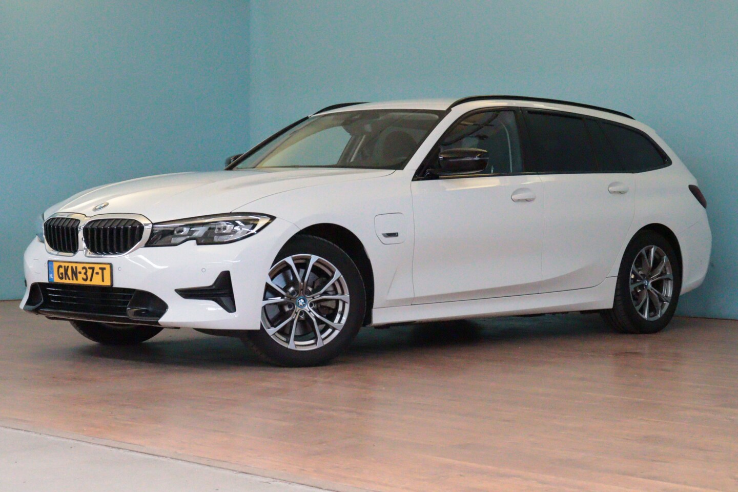 BMW 3-serie Touring - 320e | NAVI / APPCONNECT | CLIMA | PDC V+A | STOELVERW | CRUISE | - AutoWereld.nl