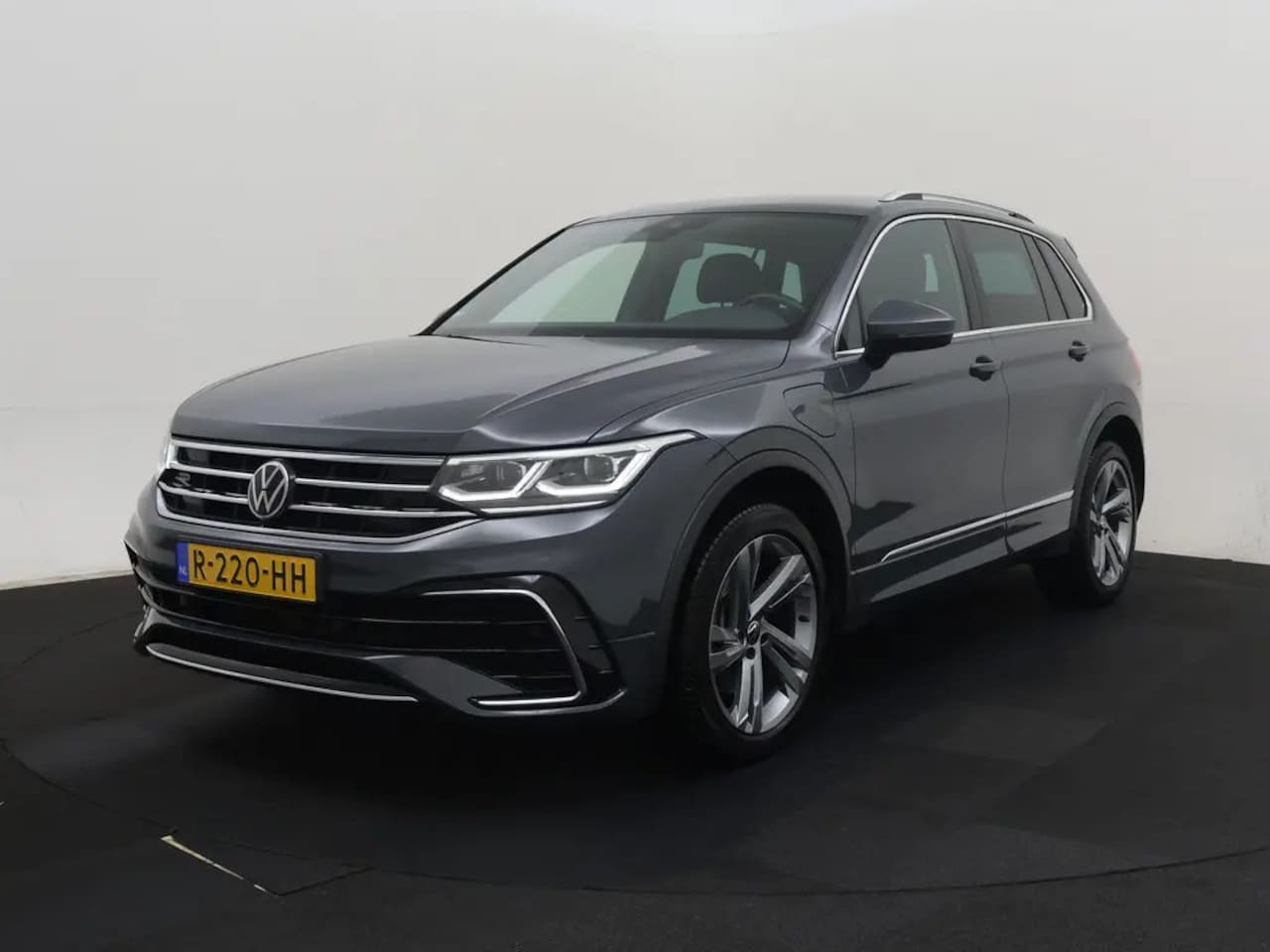 Volkswagen Tiguan - 1.4 TSI eHybrid R-Line Business+ | PANO | IQ-Light | VC | Adapt. Cruise | Clima | Navi | - AutoWereld.nl