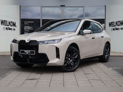 BMW iX - xDrive60 M Sport / Panoramadak Sky Lounge / Trekhaak / Parking Assistant Professional / So