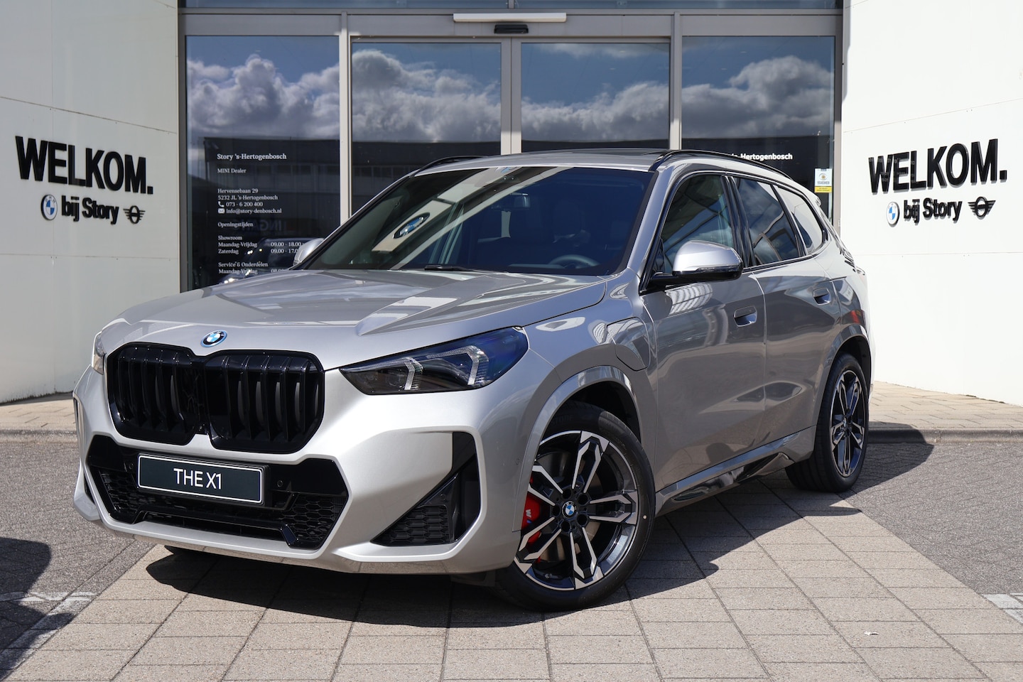 BMW X1 - xDrive25e M Sport Automaat / Panoramadak / Trekhaak / Sportstoelen / M Adaptief onderstel - AutoWereld.nl