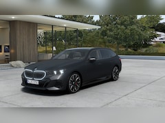 BMW 5-serie Touring - 530e M Sport Automaat / Panoramadak / Trekhaak / Comfortstoelen / Parking Assistant Profes