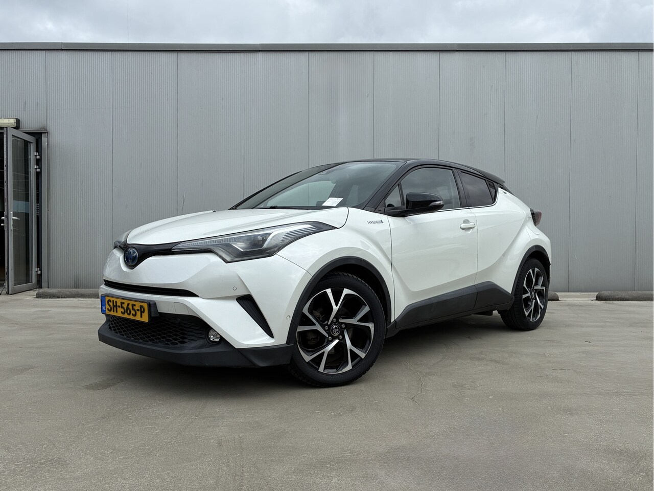 Toyota C-HR - 1.8 Hybrid Bi-Tone Plus | Trekhaak - AutoWereld.nl