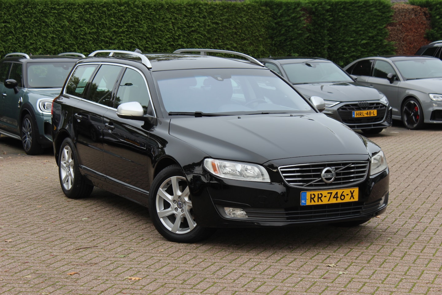 Volvo V70 - 2.0 T5 Summum / Trekhaak / Leder / Parkeerhulp achter / 17'' / Xenon / Cruise Control - AutoWereld.nl