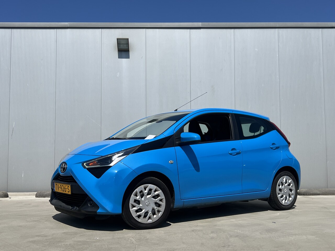 Toyota Aygo - 1.0 VVT-i x-play | Trekhaak | 1e eigenaar - AutoWereld.nl