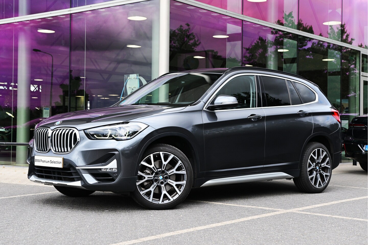 BMW X1 - sDrive20i xLine Automaat / Trekhaak / Sportstoelen / Comfort Access / Achteruitrijcamera / - AutoWereld.nl