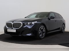 BMW 5-serie Touring - 530e M Sport Automaat / Trekhaak / Panoramadak / Comfortstoelen / Comfort Access / Achteru