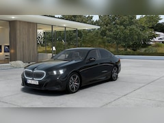 BMW 5-serie - 530e M Sport Automaat / Panoramadak / Trekhaak / Parking Assistant Plus / Adaptieve LED /