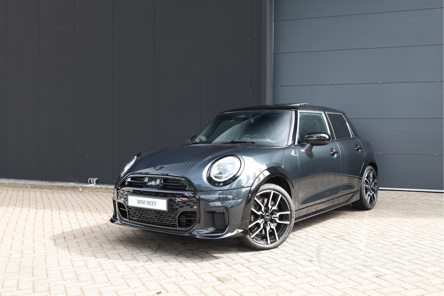 MINI 5-Deurs - 2.0 Cooper S John Cooper Works Pakket M | Panoramadak | Harman Kardon | Comfort Access | H - AutoWereld.nl