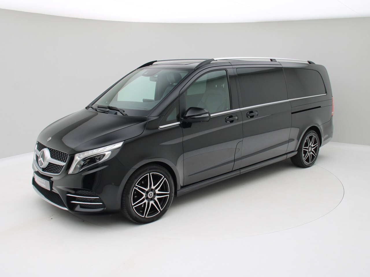 Mercedes-Benz V-klasse - 300d Extra Lang DC AMG Memory, Distronic, Trekhaak, Burmester - AutoWereld.nl