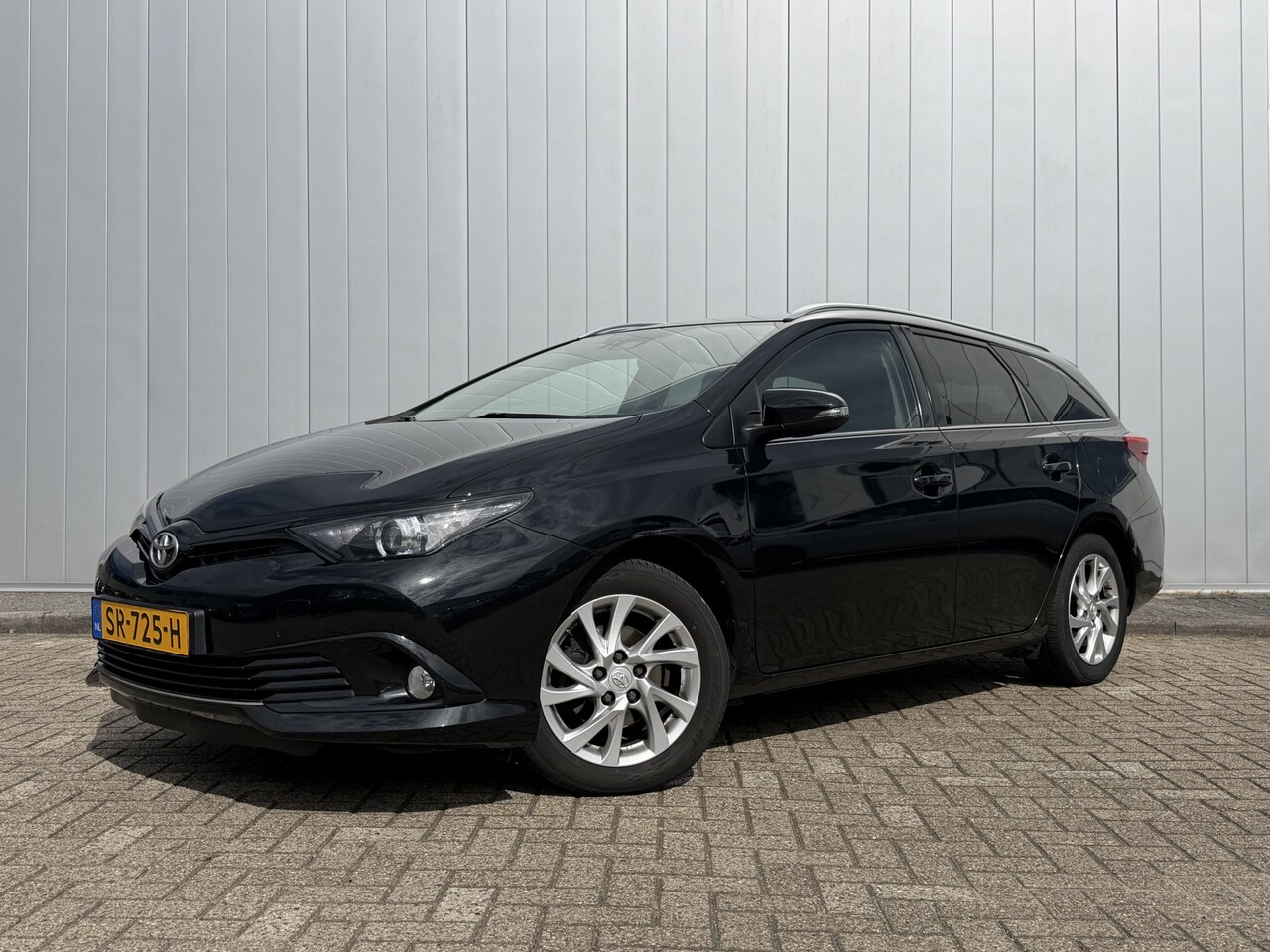 Toyota Auris Touring Sports - 1.2T Energy Plus NL Auto Trekhaak Navi Clima Cruise 1200KG Treklast Keyless - AutoWereld.nl