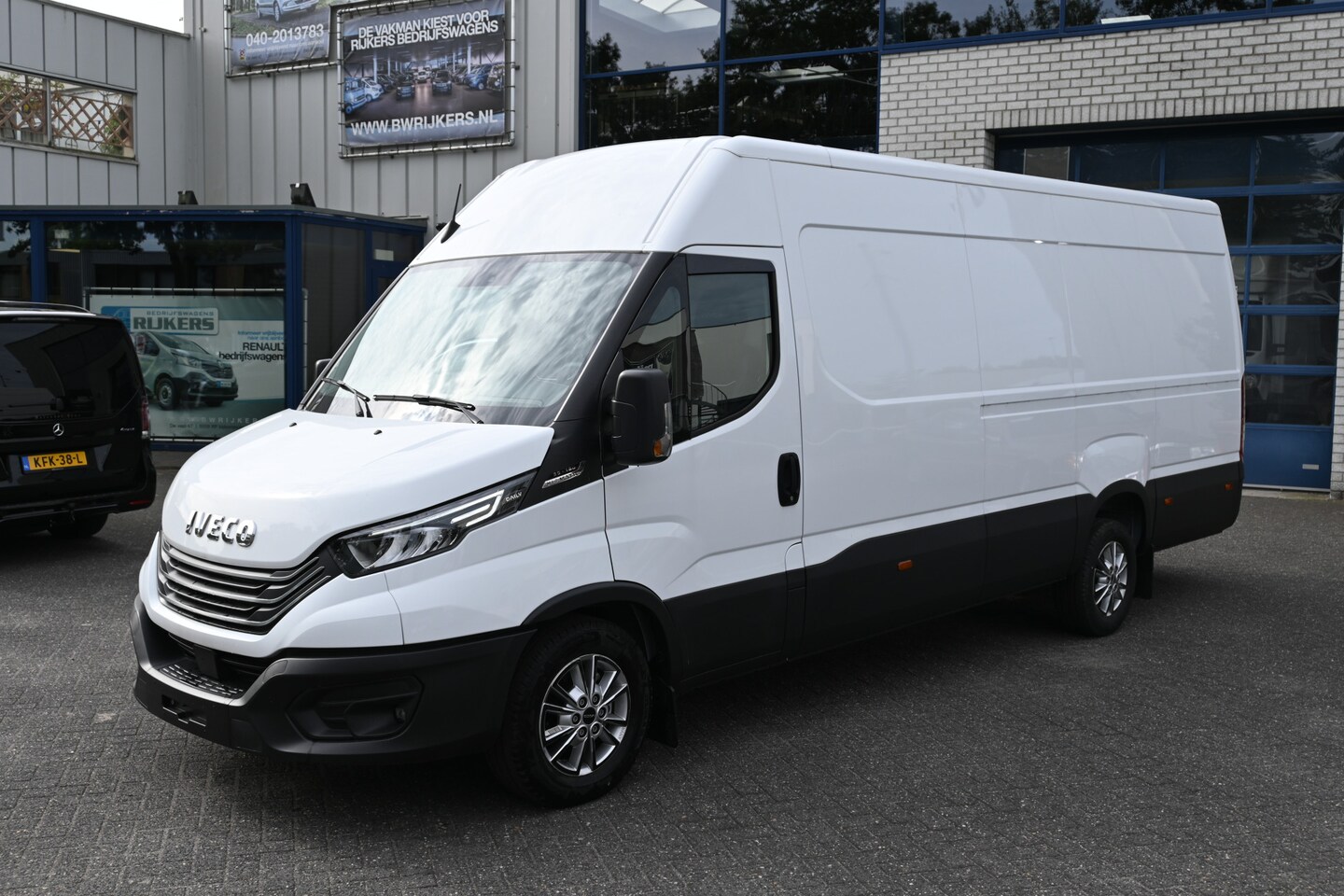 Iveco Daily - 35S18 3.0 180 pk L4H2 Maxi Hi-Matic LED, ACC, Geveerde stoel, Camera, Navigatie - AutoWereld.nl