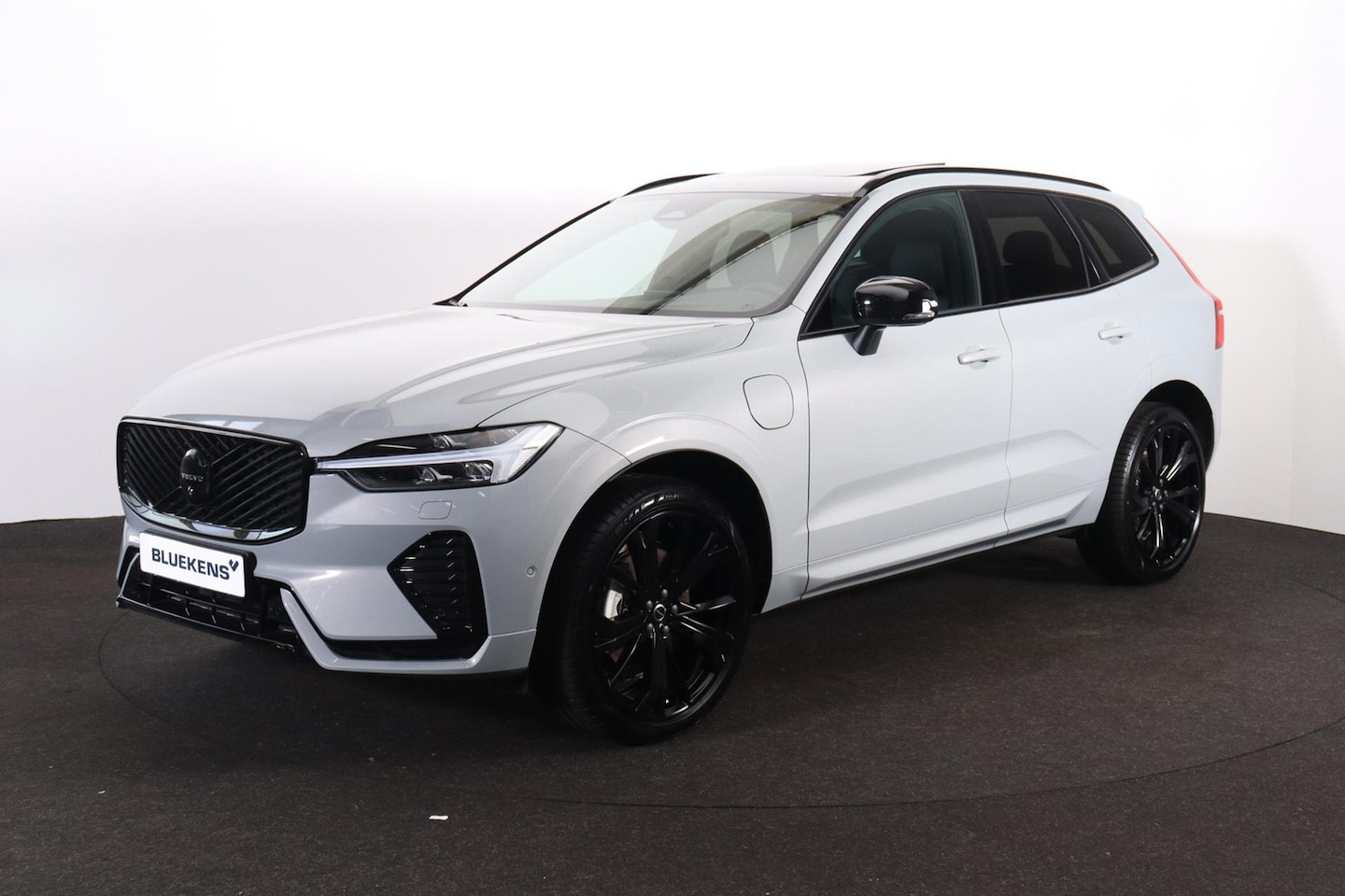 Volvo XC60 - T6 Recharge AWD Plus Black Edition - Panorama/schuifdak - IntelliSafe Assist & Surround - - AutoWereld.nl