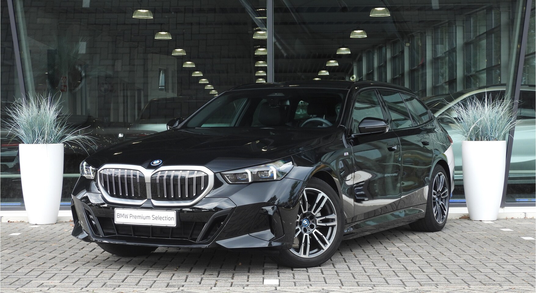 BMW 5-serie Touring - 530e M Sport Automaat / Panoramadak / Comfortstoelen / Comfort Access / Achteruitrijcamera - AutoWereld.nl