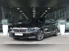 BMW 5-serie Touring - 530e M Sport Automaat / Panoramadak / Comfortstoelen / Comfort Access / Achteruitrijcamera