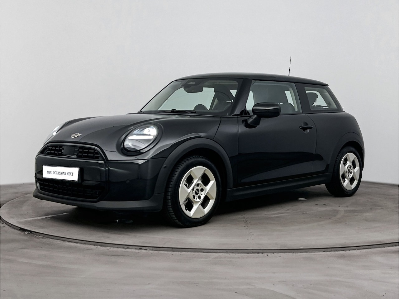 MINI 3-Deurs - Hatchback Cooper C Essential Automaat / LED / Parking Assistant / Driving Assistant - AutoWereld.nl