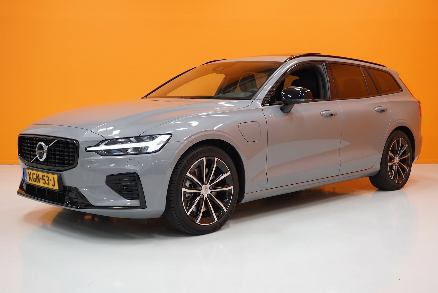 Volvo V60 - T8 Plus Dark | Trekhaak | HUD | Pano | Vapour Grey | - AutoWereld.nl
