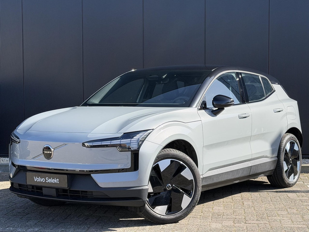 Volvo EX30 - Single Motor Extended Range Core 69 kWh / SOH 98% / climate line/ zwart dak/ 19 inch/ SOH - AutoWereld.nl
