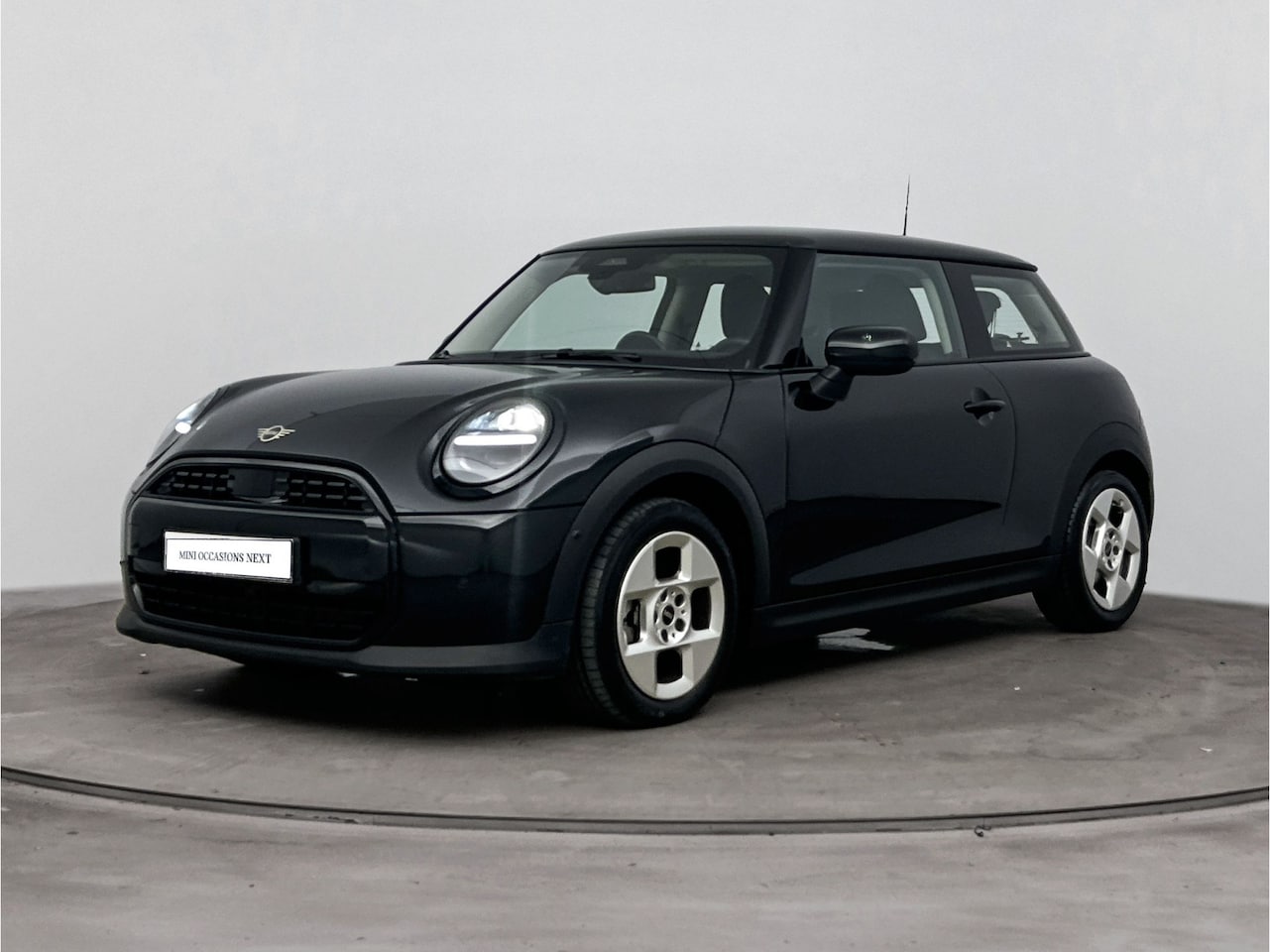 MINI 3-Deurs - Hatchback Cooper C Essential Automaat / LED / Parking Assistant / Driving Assistant - AutoWereld.nl