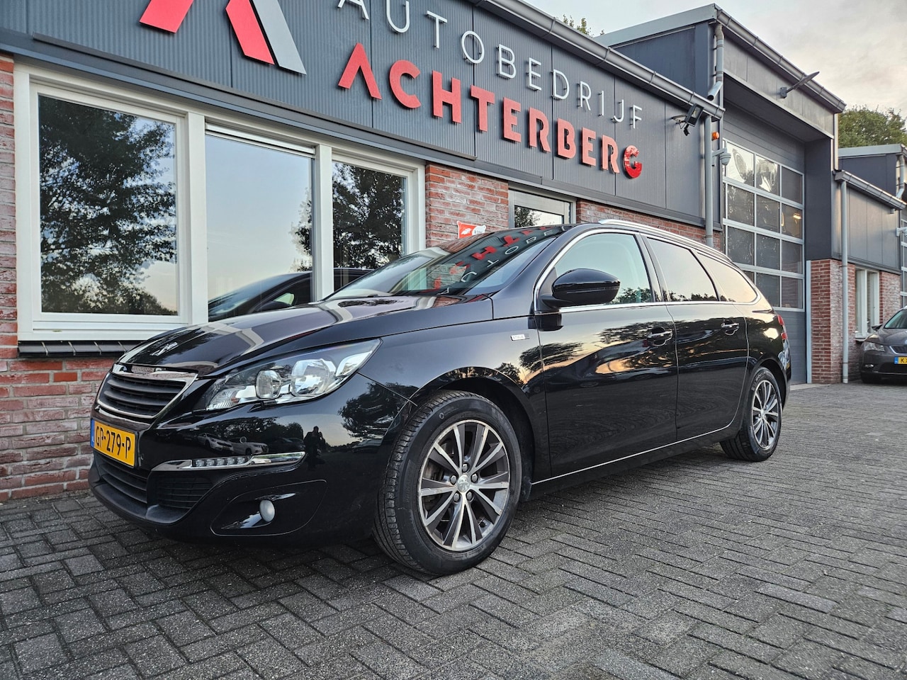 Peugeot 308 SW - 1.2 PureTech Style Trekhaak! Camera! Nette Auto! Dealer Onderhouden! Airco/Clima! NAP! - AutoWereld.nl
