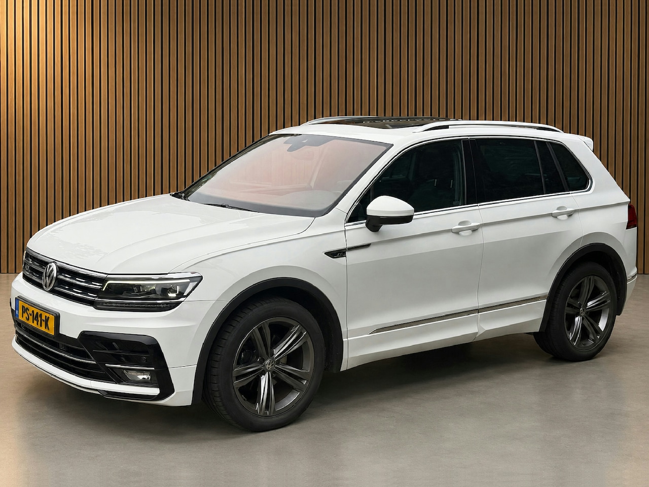 Volkswagen Tiguan - 1.4 TSi 150pk ACT Business R-line aut. Panoramadak | - AutoWereld.nl