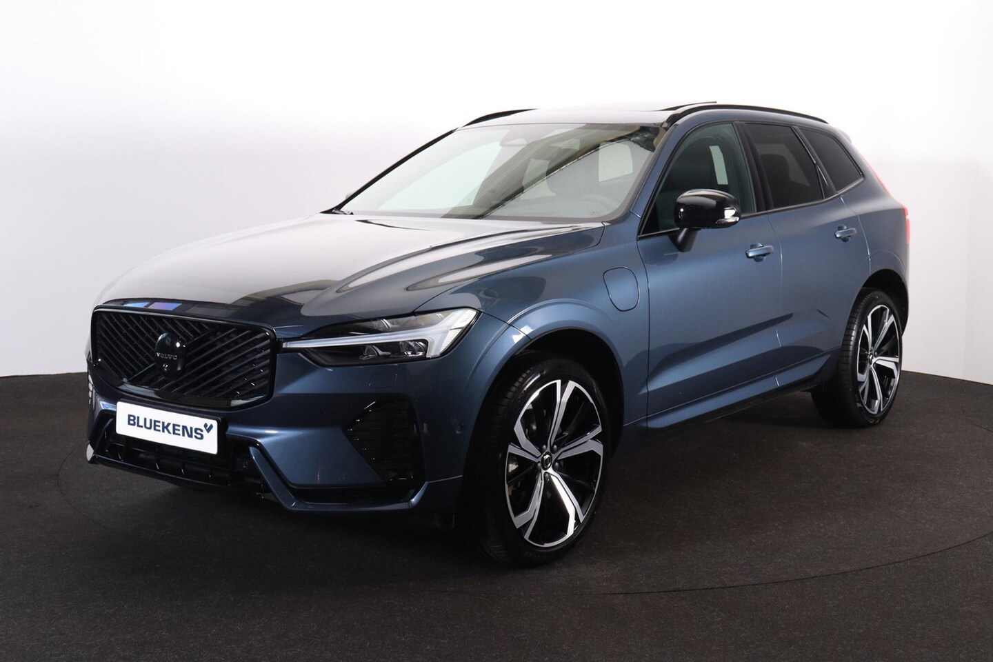 Volvo XC60 - T8 Recharge AWD Plus Black Edition - Panorama/schuifdak - IntelliSafe Assist & Surround - - AutoWereld.nl