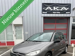 Peugeot 206 - 1.1 XR 60pk 5-drs | Grote beurt gehad | Nieuwe uitlaat | Trekhaak | Elek. ramen | APK 03-2