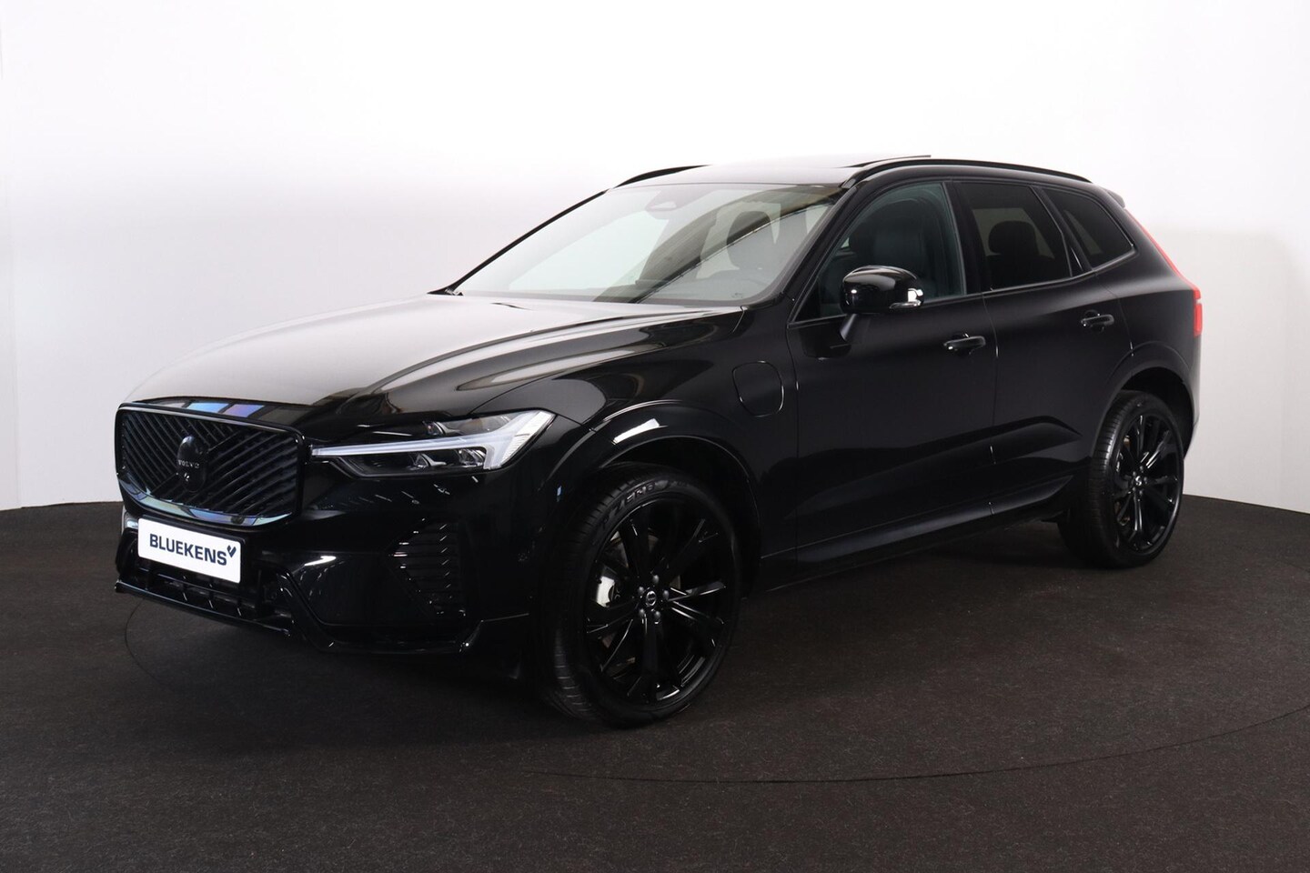 Volvo XC60 - T6 Recharge AWD Plus Black Edition - Panorama/schuifdak - IntelliSafe Assist & Surround - - AutoWereld.nl