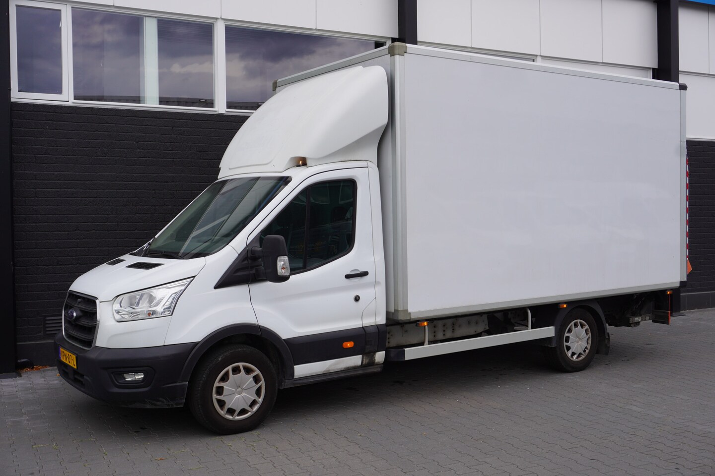 Ford Transit - 2.0 TDCI L4 130PK Bakwagen EURO 6 - LAADKLEP - Airco - Navi - € 21.950,- Excl. - AutoWereld.nl