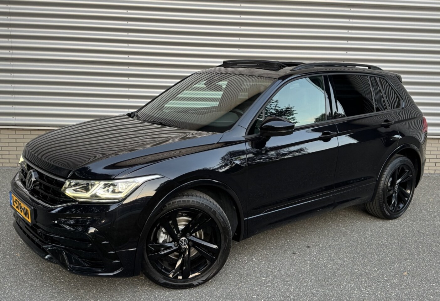 Volkswagen Tiguan - 1.5 TSI R-Line DSG | Pano | Stuurverw. Camera - AutoWereld.nl