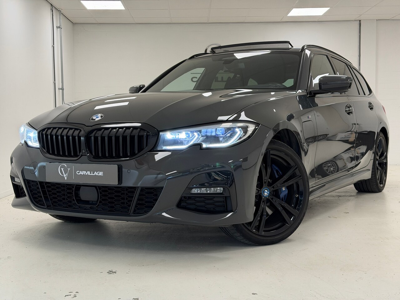 BMW 3-serie Touring - 330e M-Sport Plus | Dravit Grau | Panoramadak | Memory stoelen | - AutoWereld.nl