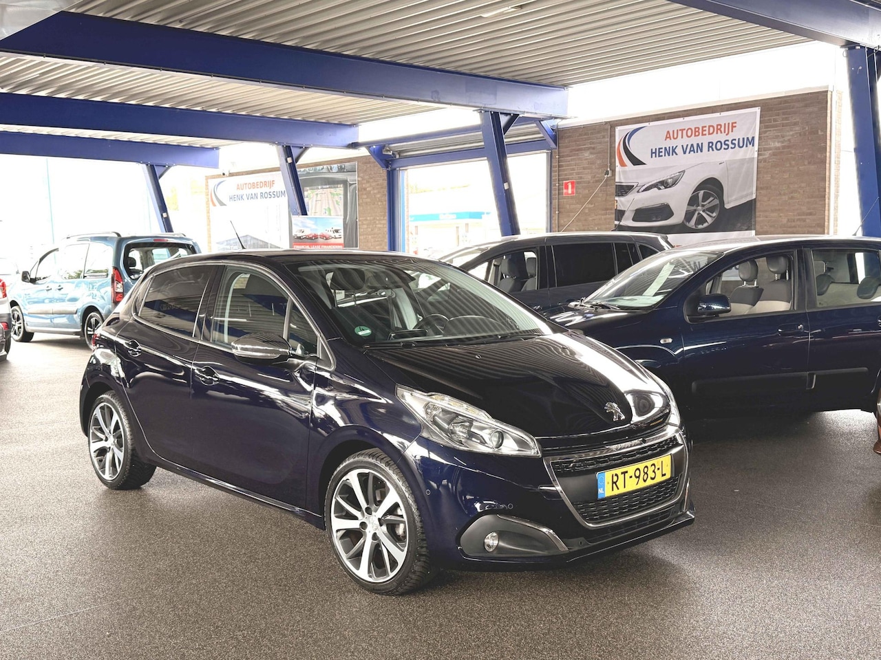 Peugeot 208 - 1.2 PureTech Allure Automaat | PDC | Carplay | Navi | Camera | Clima | NAP. - AutoWereld.nl