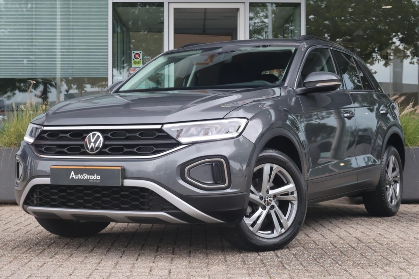 Volkswagen T-Roc - 1.5 TSI Life 75 Edition 150pk DSG I Navi I Carplay I Camera I DAB I LED I ACC - AutoWereld.nl