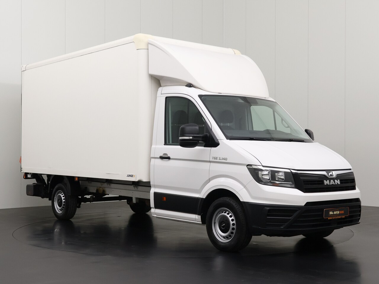 Volkswagen Crafter - 140PK Bakwagen+Laadklep | Dakspoiler | Camera | Airco | 3-Zits - AutoWereld.nl
