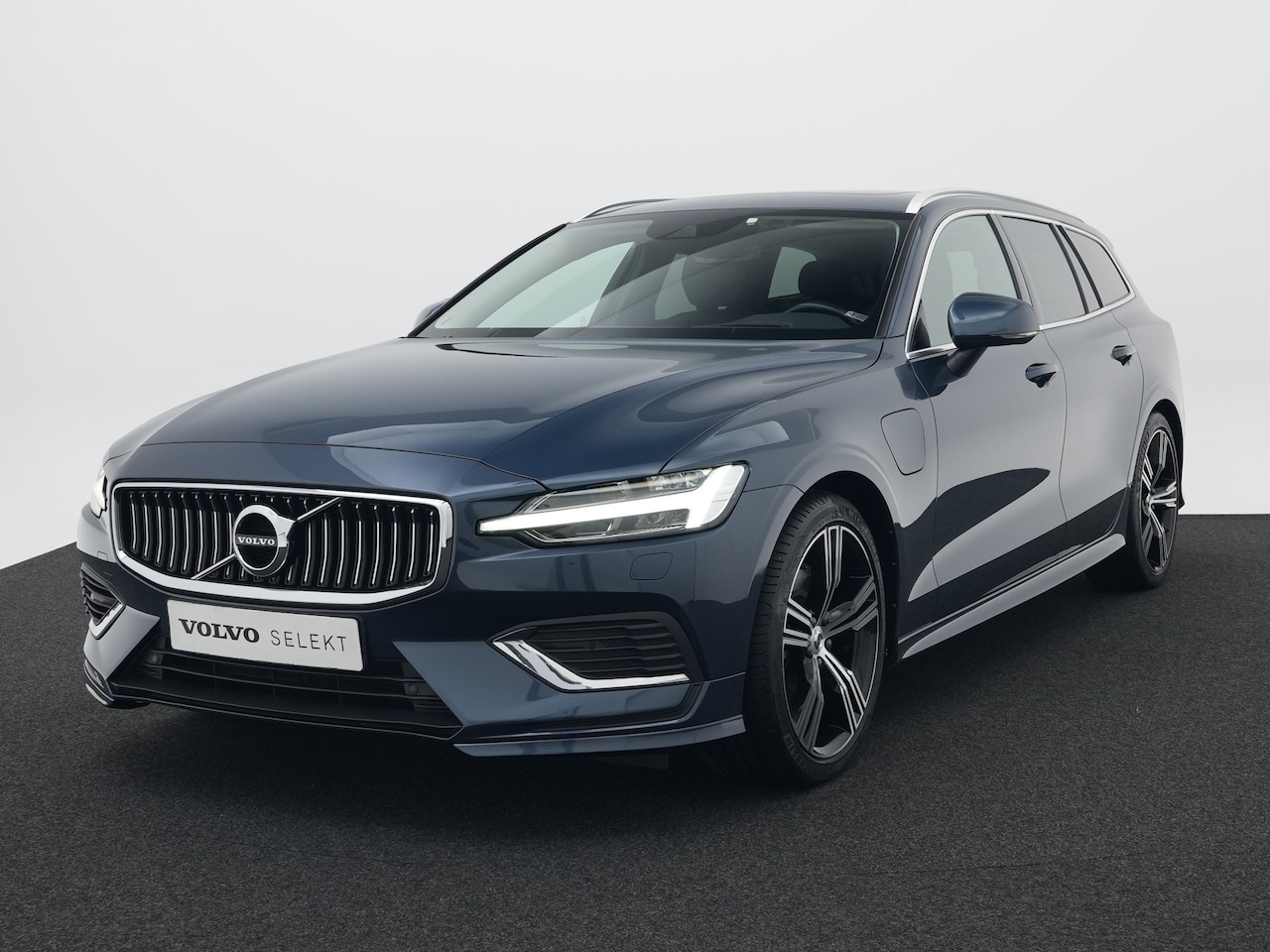 Volvo V60 - T6 Recharge AWD Inscription | Achterbank verwarmd | Achteruitrijcamera | Audio installatie - AutoWereld.nl
