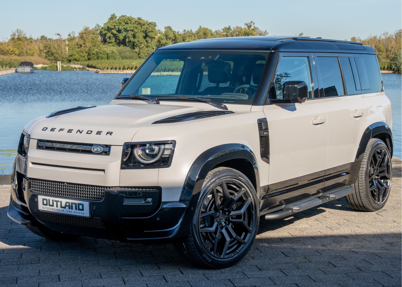 Land Rover Defender 110 - P300e 110 X-Dynamic HSE | Full Options | 23" Urban WX-2R | Outland Edition | Borasco Grey - AutoWereld.nl