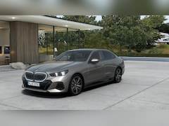 BMW 5-serie - 530e M Sport Automaat / Panoramadak / Trekhaak / Bowers & Wilkins / Comfortstoelen / Adapt