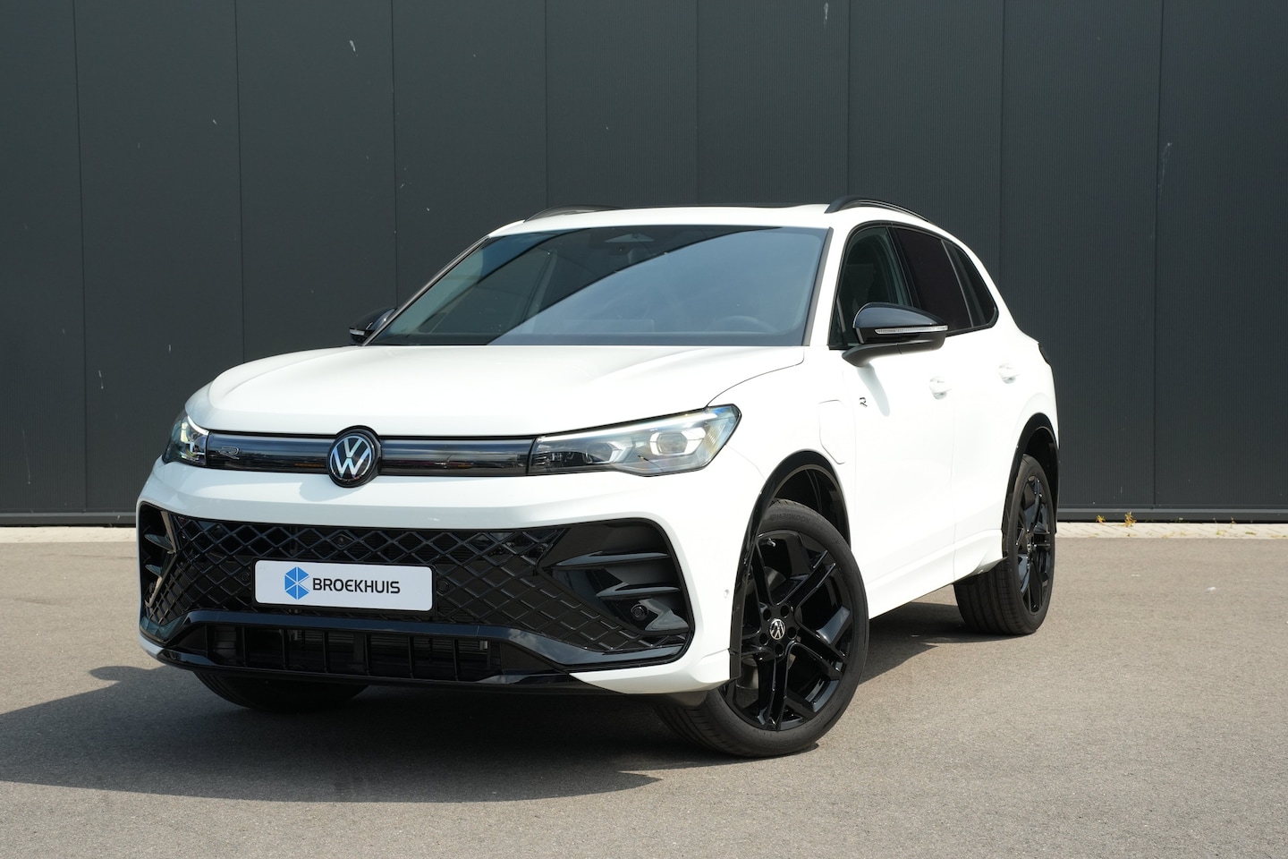 Volkswagen Tiguan - 1.5 eHybrid 204PK R-Line Edition Phev | TREKHAAK | PANORAMADAK | STOEL + STUURVERW. | HEAD - AutoWereld.nl