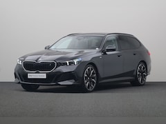 BMW i5 Touring - eDrive40 84 kWh | M Sportpakket Pro | Stuurwielrand verwarmd | Comfort Access | Iconic Glo
