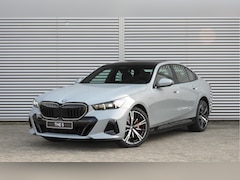 BMW 5-serie - 530e M Sport Automaat / Panoramadak / Adaptieve LED / Achteruitrijcamera / Stoelventilatie