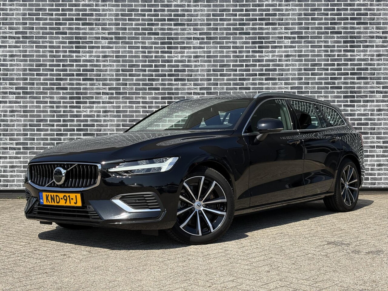 Volvo V60 - 2.0 T6 Plug-in hybrid AWD Essential Bright | Long Range | Cruise Control | Lederen Bekledi - AutoWereld.nl