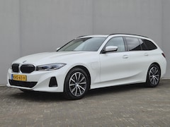 BMW 3-serie Touring - 320e xDrive / Trekgewicht 1.500 kg / SOH 96 % / PHEV / Dealer onderhouden / Elektrische ac