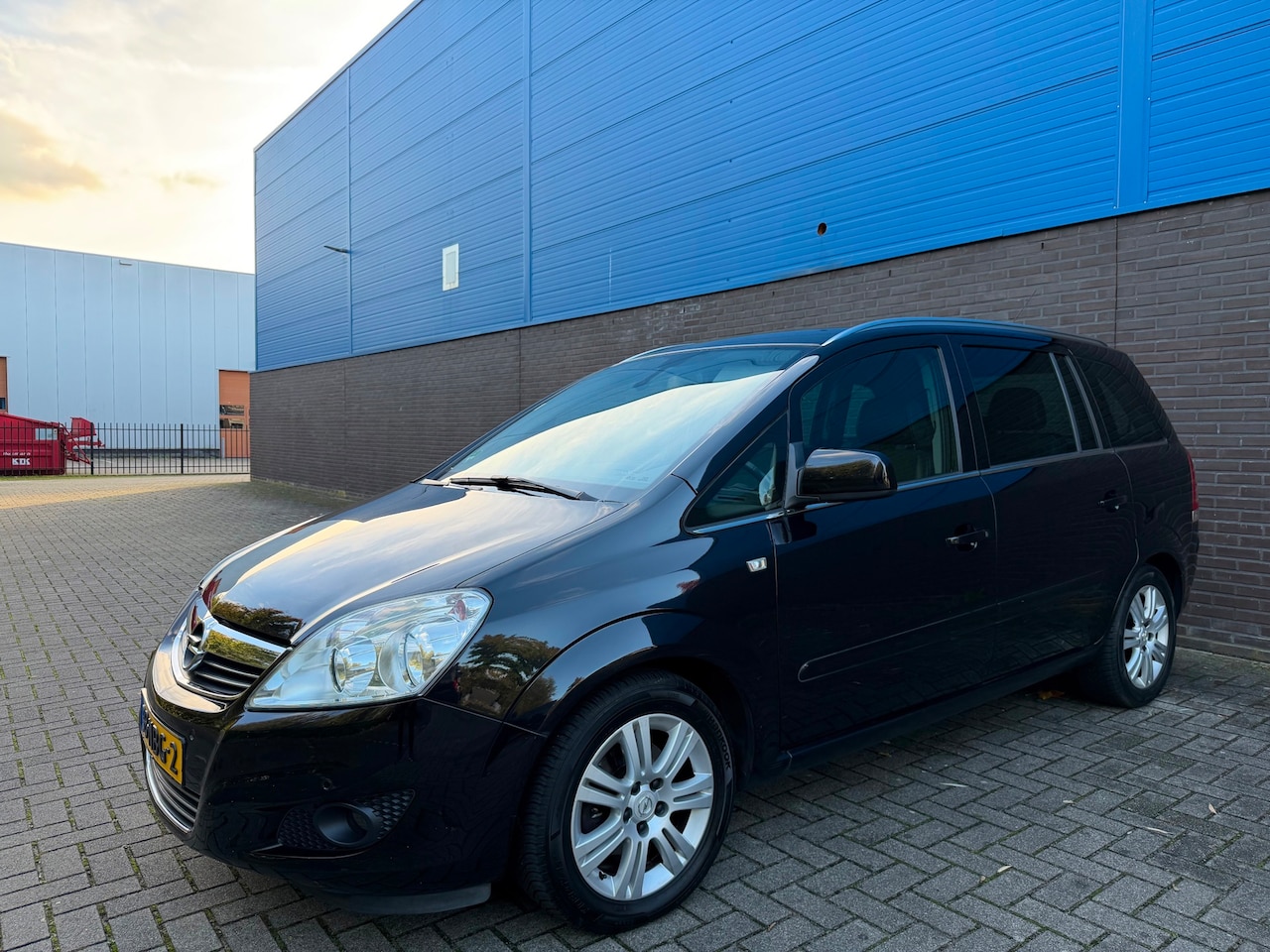 Opel Zafira - 1.8 Cosmo | Climate | Cruise | Parkeersensoren v/a | LM Velgen | Trekhaak | Multi stuur | - AutoWereld.nl