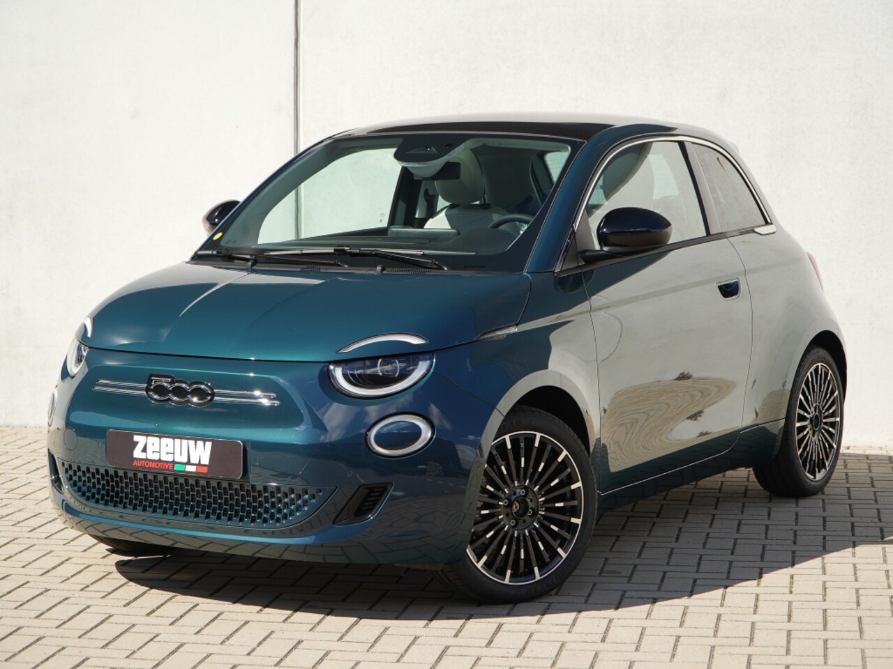 Fiat 500e - Icon 42 kWh | Pano | Style | Camera | Comfort | Carplay | 17" - AutoWereld.nl