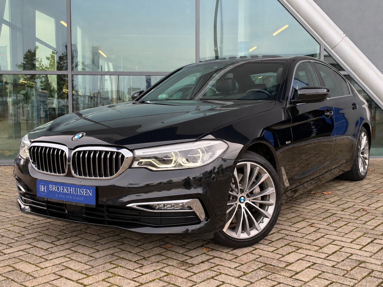 BMW 5-serie - 530i High Executive 252pk Panoramadak / Elektr Trekhaak / HUD / 360 Camera - AutoWereld.nl