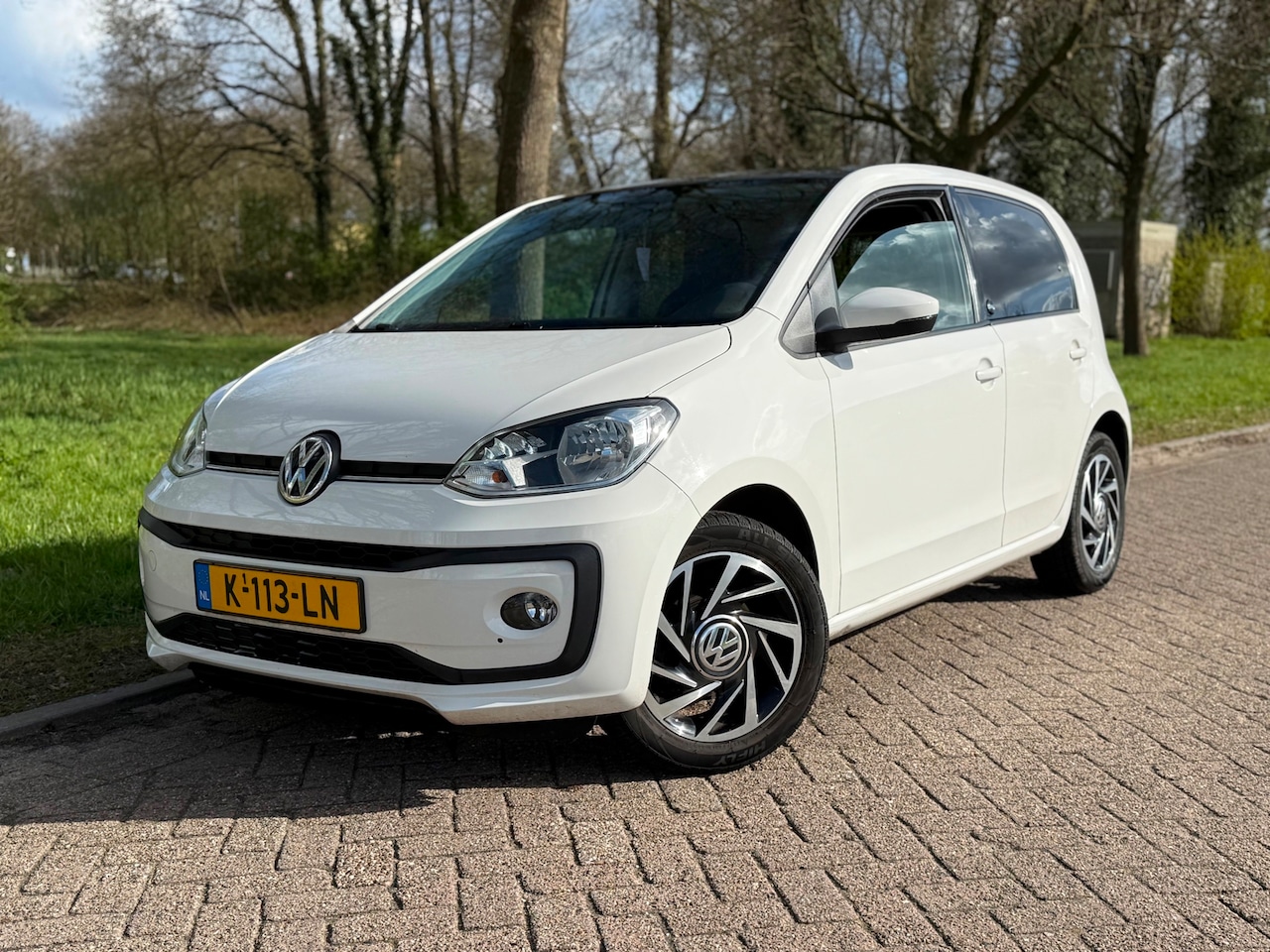 Volkswagen Up! - 1.0 BMT high up! (bj 2017) AUTOMAAT / AIRCO / STOELVERWARMING - AutoWereld.nl