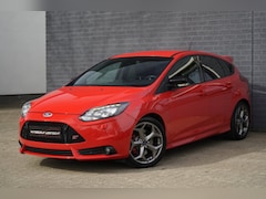 Ford Focus - 2.0 ST-3 250pk Rood, Leder, Recaro, Camera